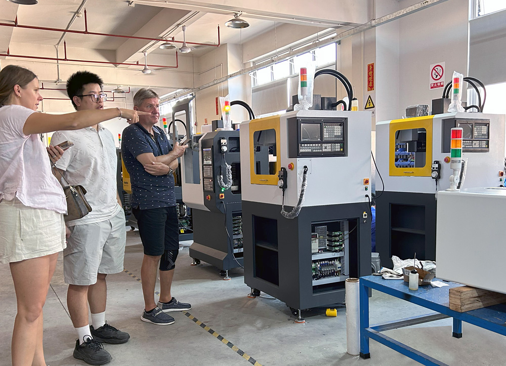 育菁裝備桌面級(jí)數(shù)控機(jī)床產(chǎn)車(chē)間